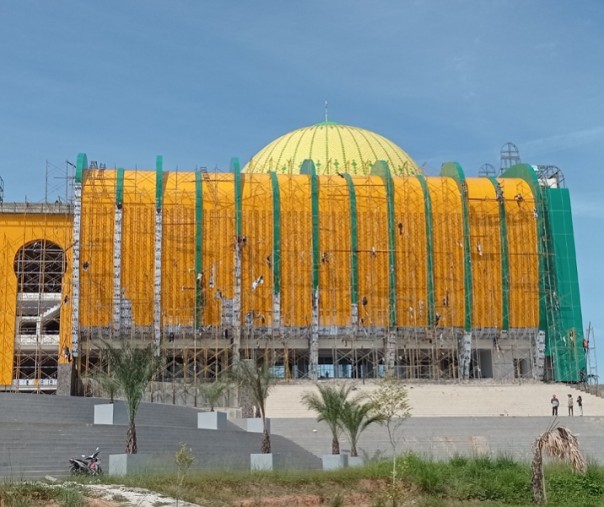 Pekerja sedang memasang panel aluminium untuk melindungi dinding Masjid Islamic Center di Kompleks Perkantoran Tenayan Raya, beberapa bulan lalu. Foto: Surya/Riau1.