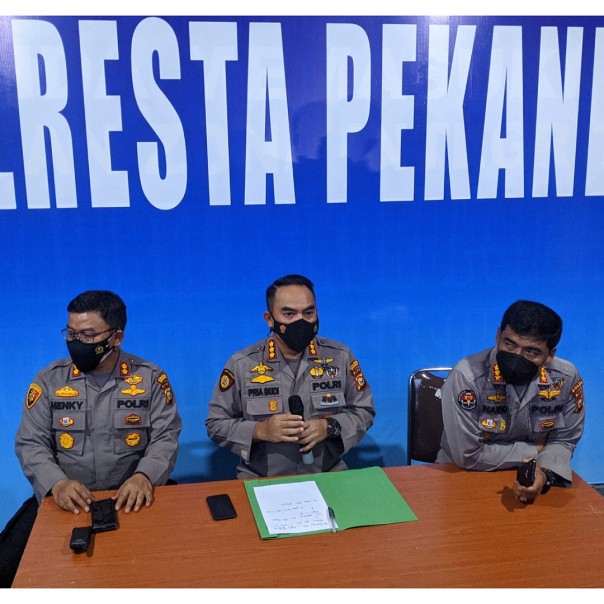 Konfrensi pers yang digelar Polresta Pekanbaru terkait lolosnya tersangka berinisial A disela-sela pemeriksaan penyidik