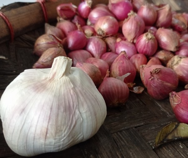 Bawang putih dan bawang merah. Foto: Surya/Riau1.