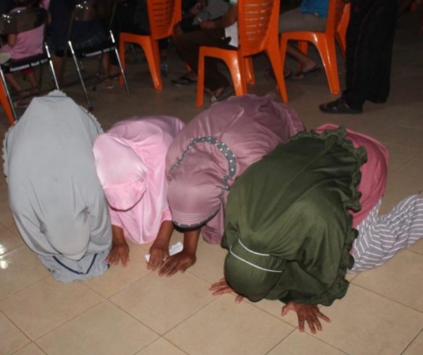 Ibu-ibu pekerja Kopsa M melakukan sujud syukur sesaat setelah menerima gaji yang berasal dari dana talangan PTPN V, Rabu malam (3/11/2021). Foto: Istimewa. 