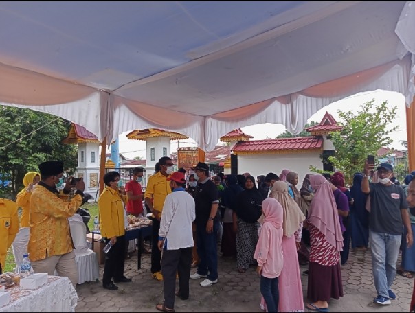 Ratusan warga menyerbu pasar murah yang ditaja anggota DPRD Riau dari Golkar Parisman Ihwan dalam rangka HUT Golkar ke 57 di kelurahan mentagor, kecamatan Kulim, Pekanbaru
