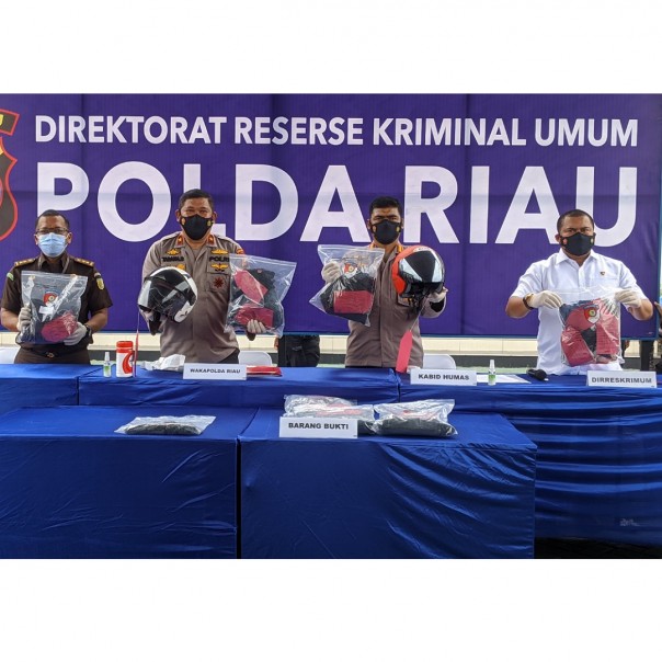 Wakapolda Riau Brigjen Tabana Bangun dalam jumpa persnya atas pengungkapan kasus jambret.