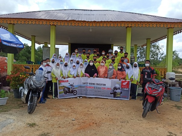 Instruktur Safety Riding Capella Honda Riau, Steven Vhs bersama siswa SMAN 3 Pujud
