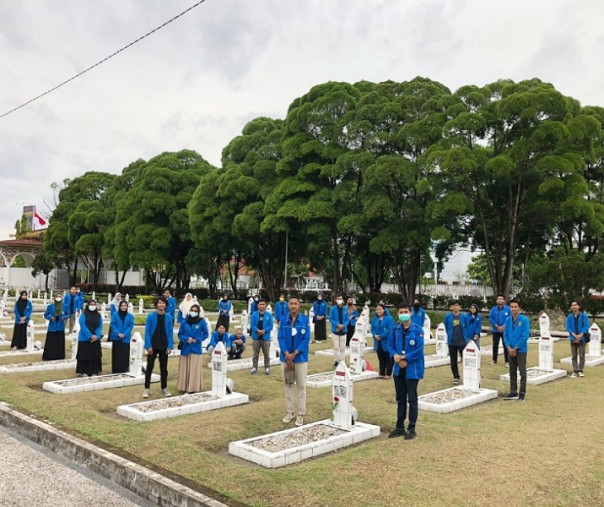 Presiden BEM UIR Andes Wijanarko bersama jajarannya di Taman Makam Pahlawan Kusuma Dharma Pekanbaru, Rabu (10/11/2021). Foto: Istimewa. 