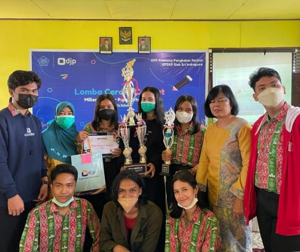 Tim SMA Negeri 1 Tualang juara pertama lomba cerdas cermat perpajakan. Foto: DJP Riau. 