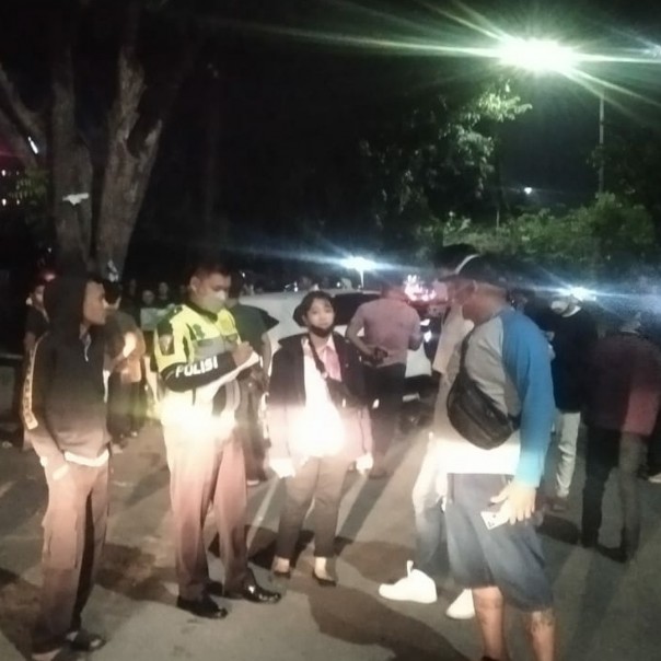Polisi dari Satlantas Polresta Pekanbaru melakukan identifikasi di lokasi kecelakaan, Jalan Soekarno Hatta pada dini hari tadi.