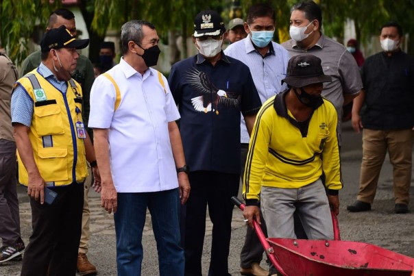 Saat gubri Syamsuar bersama bupati HM Wardan tinjau perbaikan jalan (Foto:MCR) 