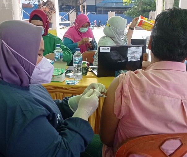 Seorang warga saat disuntik vaksin beberapa hari lalu. Foto: Surya/Riau1.