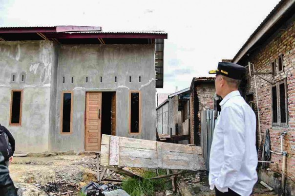 Wako Paisal tinjau rehab rumah (Foto:Dumaikota.go.id)