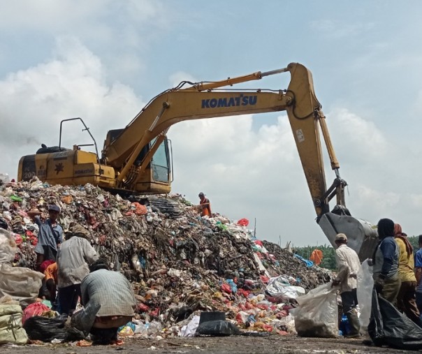 Alat berat merapikan tumpukan sampah di TPA 2 Muara Fajar Pekanbaru. Foto: Surya/Riau1.