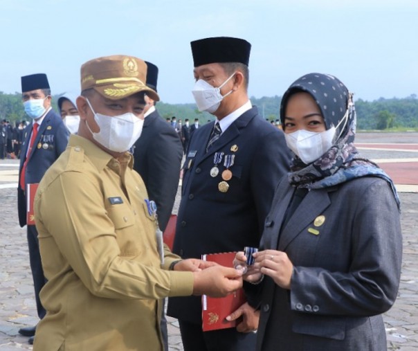 Sekdako Pekanbaru M Jamil menyerahkan penghargaan Satyalancana Karya Satya kepada PNS yang mengabdi lebih dari 10 tahun, Senin (15/11/2021). Foto: Istimewa. 