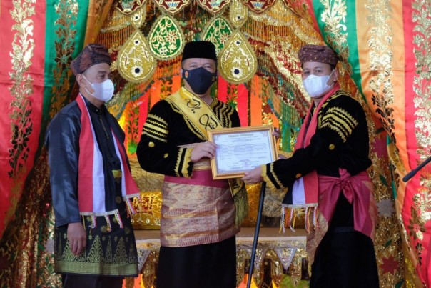 Saat pemberian gelar adat (Foto:Kuansing.go.id)