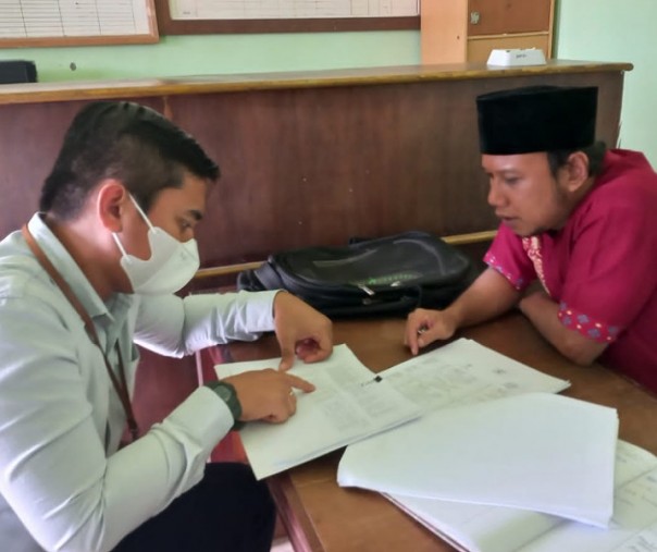 Petugas pajak KP2KP Tembilahan melaksanakan penyuluhan perpajakan secara perorangan ke pengurus BUMDes di Kecamatan Kempas, Kabupaten Inhil pada 24 November 2021. Foto: DJP Riau. 