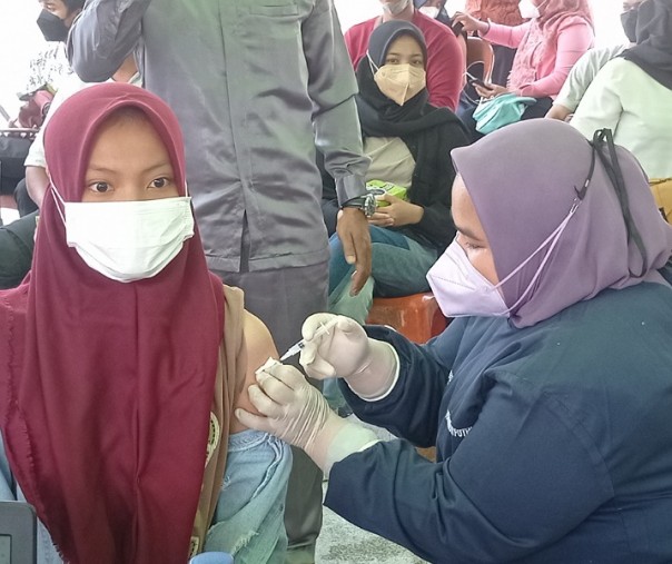 Seorang warga saat disuntik vaksin dalam sebuah acara vaksinasi massal di Pekanbaru beberapa hari lalu. Foto: Surya/Riau1.