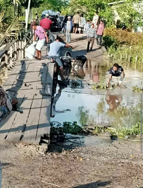 Rusak Parah, warga Minta Jembatan Keritang - Reteh di Inhil  Diperbaiki