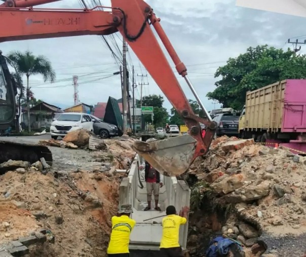 Pekerja Dinas PUPR Pekanbaru saat memasang beton cetak untuk drainase di Jalan Lobak. Foto: Dinas PUPR. 