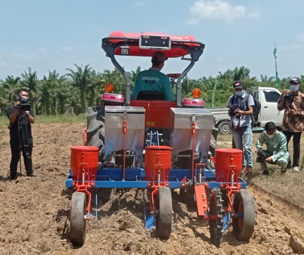 Lahan pertanian yang dikelola kelompok tani menggunakan alat tanam mekanis di lahan Kelurahan Agrowisata, Kecamatan Rumbai Barat, Pekanbaru. Foto: Surya/Riau1.