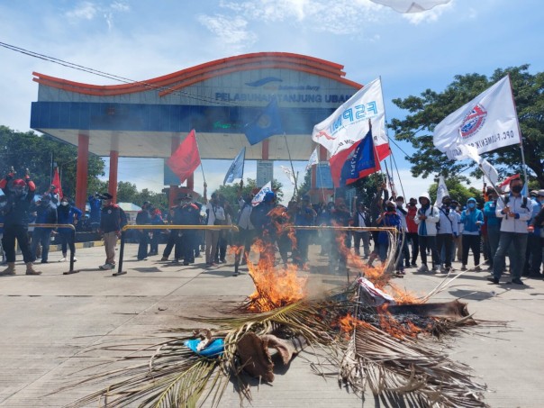 Pekerja yang gelar aksi (Foto:Batampos)