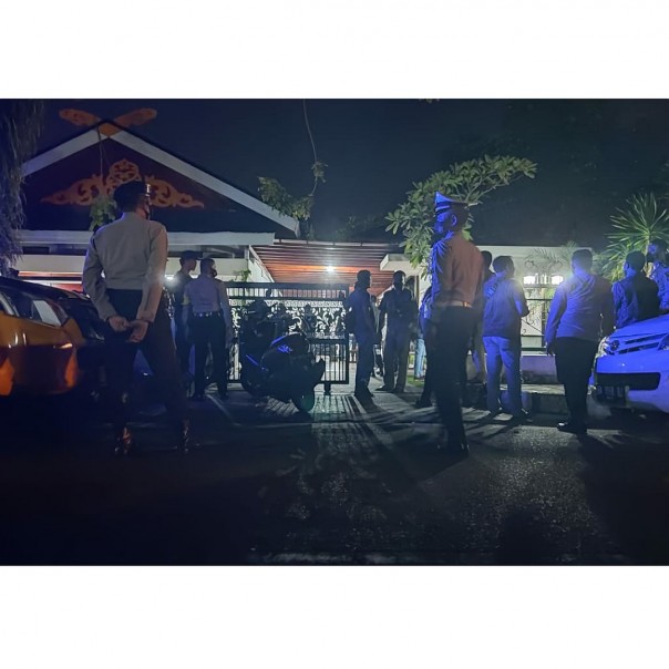 Tampak kepolisian tadi malam mendatangi rumah dinas Agung Nugroho usai kejadian keributan.