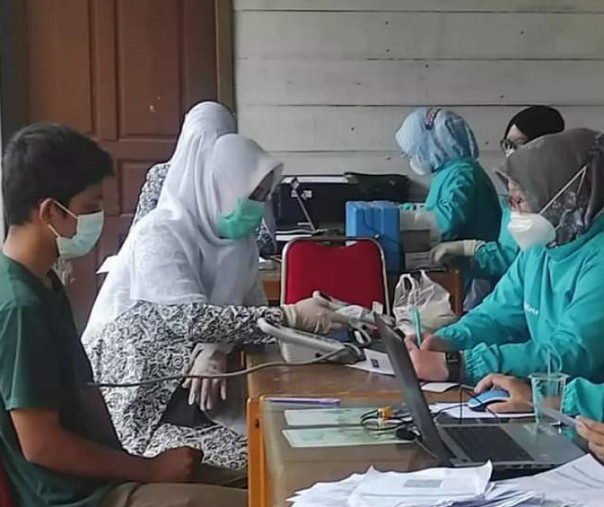 Vaksinasi massal di Kantor Kelurahan Bencah Lesung, Kecamatan Tenayan Raya, pada 24 November 2021 lalu. Foto: Surya/Riau1.