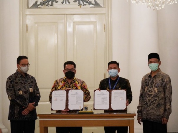 Gubernur DKI Jakarta Anies Baswedan (kiri) bersama Wakil Wali Kota Pekanbaru Ayat Cahyadi usai menyaksikan penandatangan kerja sama dua BUMD di Balai Kota pada 25 November 2021. Foto: Pemko Pekanbaru. 