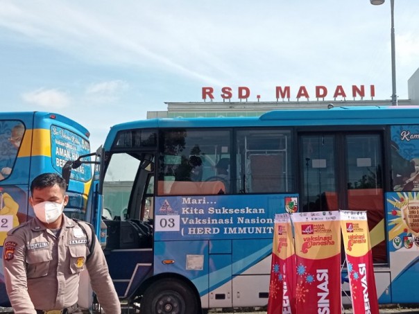 Bus vaksinasi keliling saat acara vaksinasi massal di halaman RSD Madani beberapa waktu lalu. Foto: Surya/Riau1. 