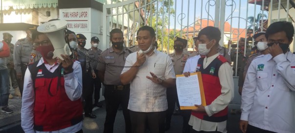 Anggota DPRD Riau Makarius Anwar menyambut kedatangan massa aksi 