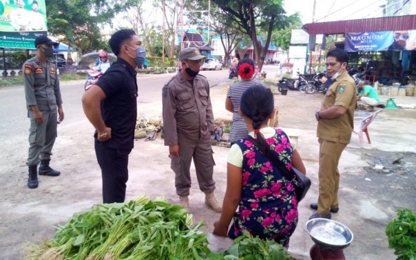 Pedagang yang berjualan di kawasan luar pasar