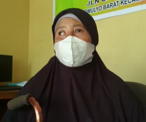 Fenti, salah seorang penyandang disabilitas  yang terlahir sebagai pengidap cerebral palsy (kelumpuhan pada fungsi otak) menerima bantuan CSR dari PTPN V Pekanbaru, Jumat (3/12/2021). Foto: Istimewa. 