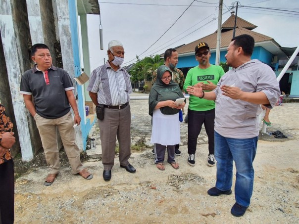 Bupati Catur saat tinjau jalan rusak