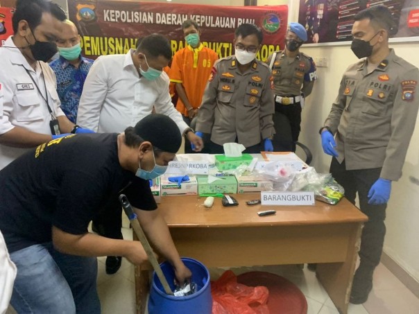 Pemusnahan sabu milik tersangka (Foto:Polda Kepri)