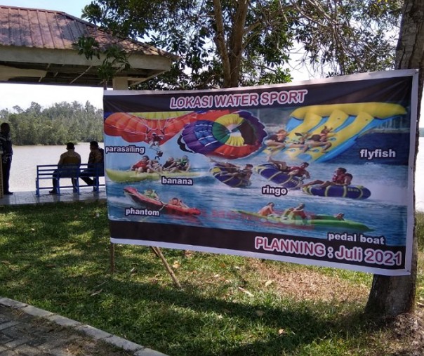Spanduk rencana aneka hiburan di Danau Wisata Bandar Kayangan Rumbai Timur. Foto: Surya/Riau1.