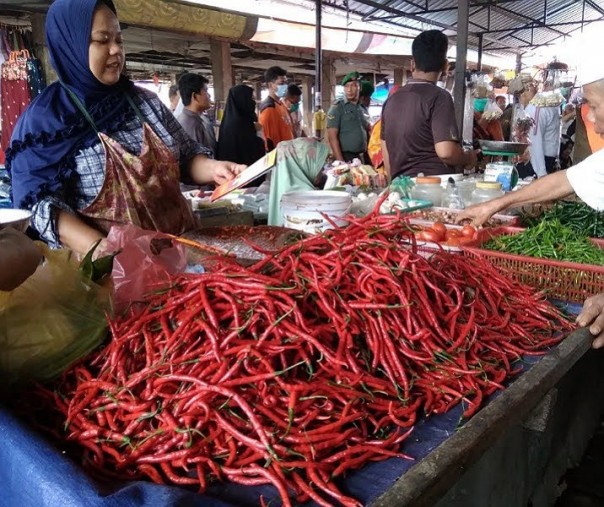 Pedagang cabai merah di Pasar Limapuluh. Foto: Surya/Riau1.