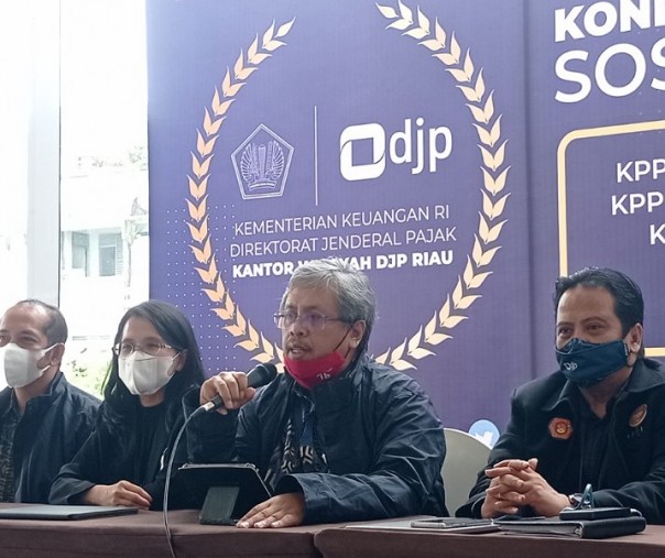 Kepala Kanwil DJP Riau Farid Bachtiar saat konferensi pers di SKA Co Ex, Kamis (9/12/2021). Foto: Surya/Riau1.