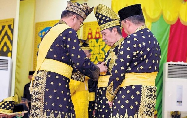 Gubernur Riau, Syamsuar (tengah)