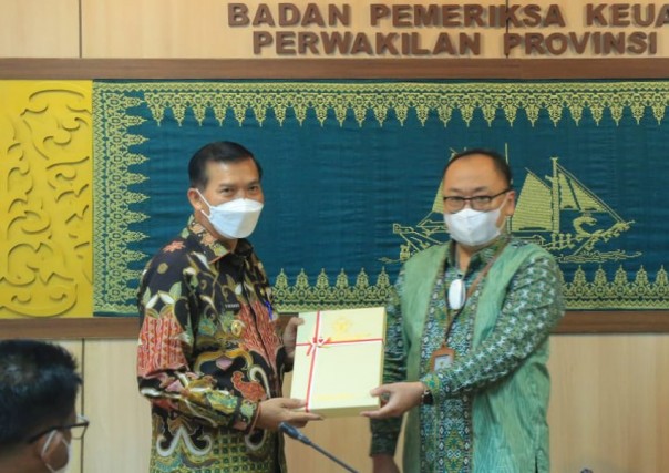 Wali Kota Pekanbaru Firdaus menerima LHP dari Kepala BPK Perwakilan Riau Widhi Widayat pada 9 Desember 2021. Foto: Pemko Pekanbaru. 