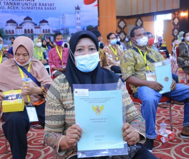 Warga Pekanbaru yang mengikuti program PTSL menerima sertifikat tanah dari BPN Pekanbaru pada 13 November 2021.