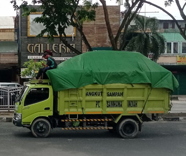 Truk angkut sampah PT Samhana Indah di Pekanbaru. Foto: Surya/Riau1.