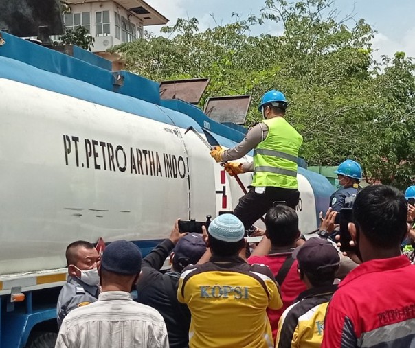 Perwakilan dari kepolisian saat memotong tangki truk ODOL secara simbolis di Terminal Bandar Raya Payung Sekaki pada 16 Februari 2021. Foto: Surya/Riau1.