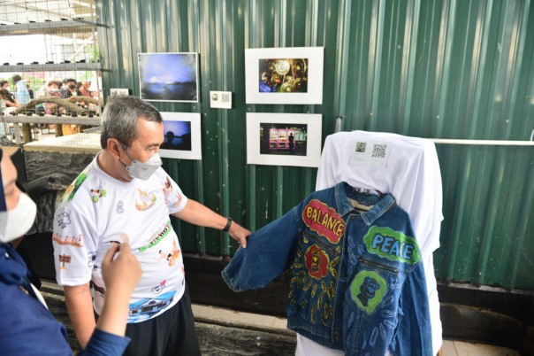 Gubernur Riau, Syamsuar saat kunjungi stand pelaku ekonomi kreatif 