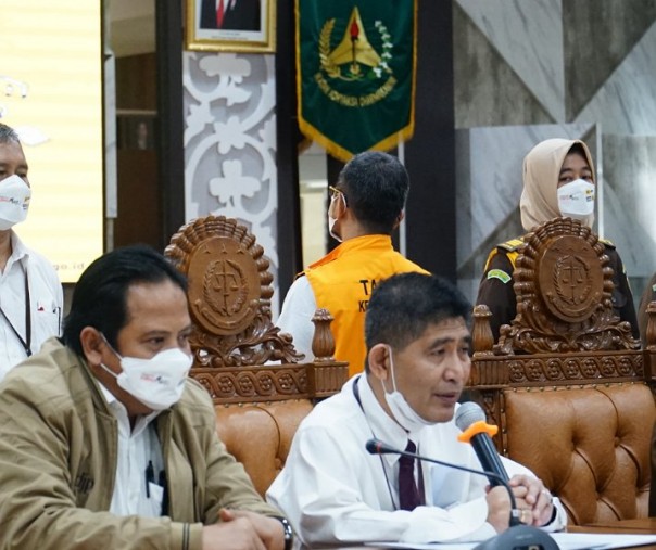 Pihak Kanwil DJP Riau saat pers rilis kasus penggelapan pajak (tersangka berbalik badan) di Kejari Pekanbaru, Senin (20/12/2021). Foto: DJP Riau. 