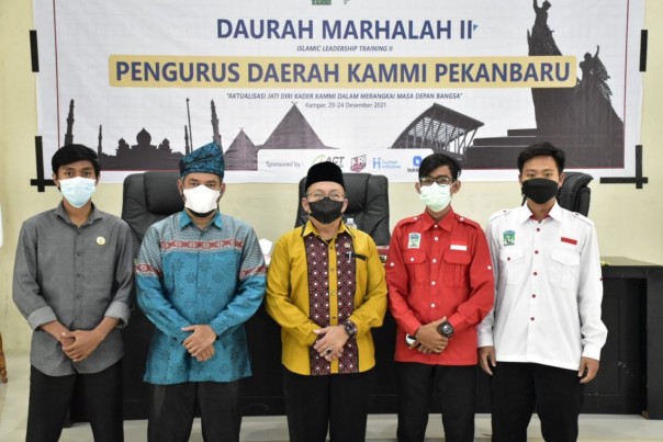 Ketua DPRD Pekanbaru, Hamdani bersama Anggota DPD RI dan panitia acara