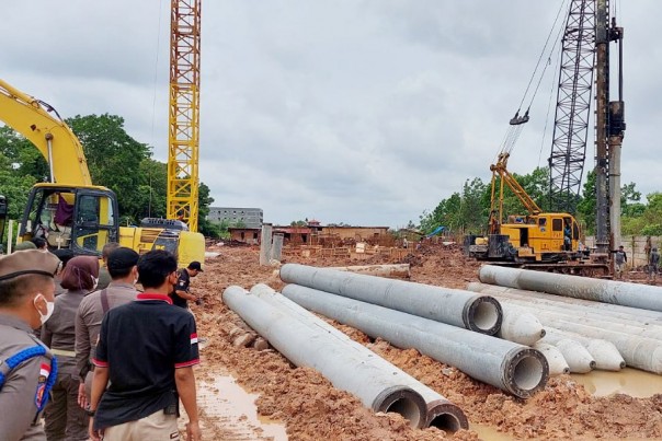 DPMPTSP dan Satpol PP Pekanbaru saat menghentikan aktivitas proyek di lahan PT Bumi Siak Pusako, Jalan Jenderal Sudirman, Kamis (24/12/2021). Foto: Istimewa.