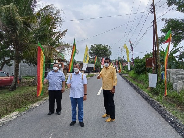 Gubernur Riau Syamsuar, ketua komisi IV DPRD Riau dapil Pekanbaru Parisman Ihwan, dan Sekdaprov Riau SF Harianto berfoto bersama usai menghadiri acara syukuran Pengaspalan jalan Teropong