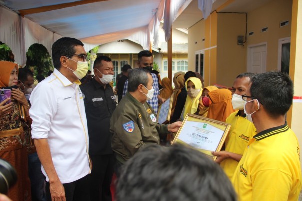 Gubernur Riau Serahkan 29 unit Rumah Layak Huni