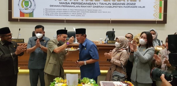 Bupati HM Wardan dapat kejutan ulang tahun dari Anggota DPRD Inhil