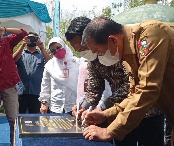 Wali Kota Pekanbaru Firdaus bersama General Manager PT PJB UBJOM PLTU Tenayan Arif Wicaksono menandatangani prasasti tanda diresmikannya banguna Pojok Baca Digital di RTH Putri Kaca Mayang, Rabu (5/1/2022). Foto: Surya/Riau1.