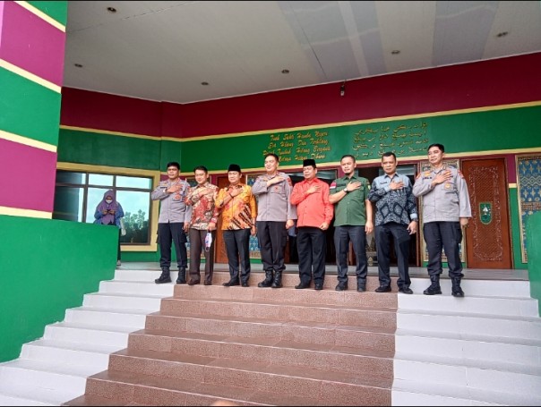 Irjen pol Mohammad Iqbal berfoto bersama dengan pimpinan DPRD Riau