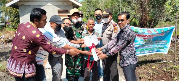 Penyerahan kunci rumah usai direhab