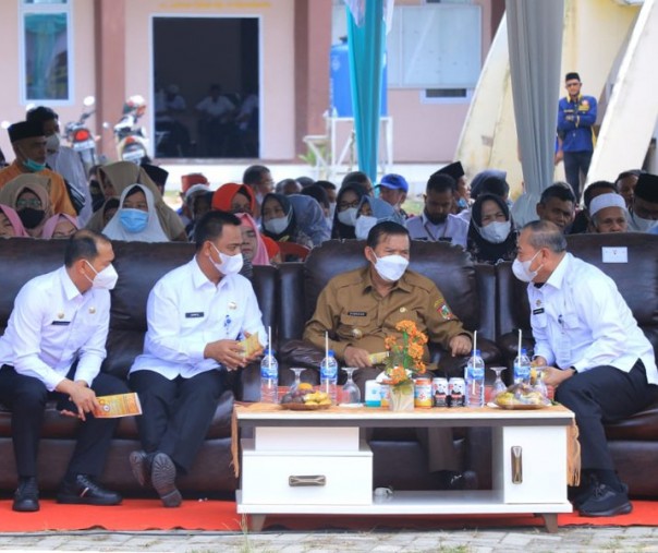 Wali Kota Pekanbaru Firdaus saat berbincang dengan Sekda M Jamil (dua dari kiri), Asisten I Syoffaizal, dan Asisten III Masykur (kiri) saat acara HUT ke-1 Kecamatan Kulim di lingkungan Rumah Kemasan pada 12 Januari 2022. Foto: Istimewa.